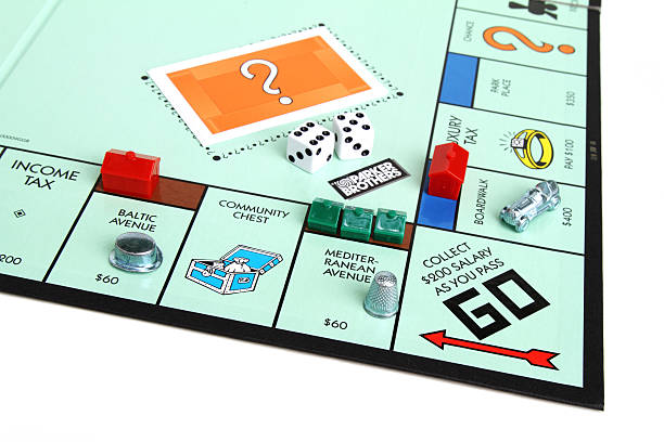 игра monopoly и перейдите пло�щадь и изделий - monopoly board game editorial board game piece concepts стоковые фото и изображения