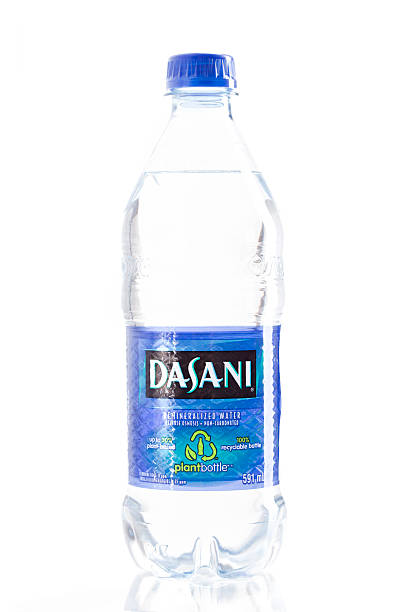 dasani bouteille d'eau - brand named water photos et images de collection