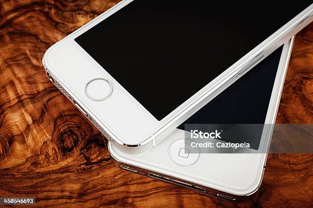 Серебряная Iphone 5s И 4s Сравнение — стоковые фотографии и другие картинки Apple Computers - Apple Computers, GAFAM, iPhone