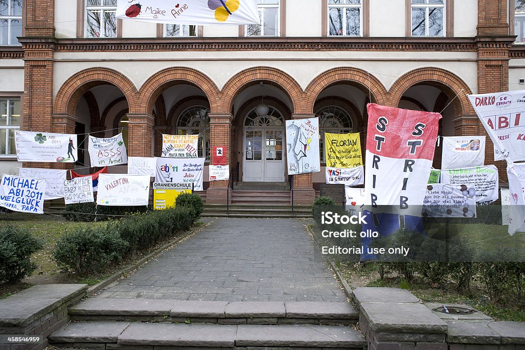 Abitur 2011 Poster vor der Schule - Lizenzfrei Bauwerk Stock-Foto