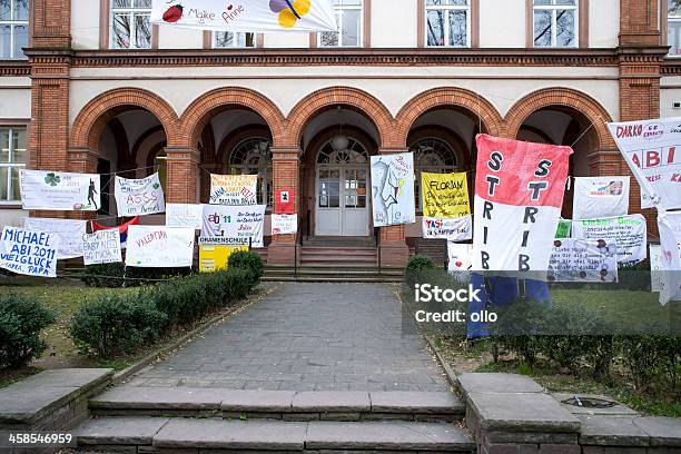 Abitur 2011 Poster Vor Der Schule Stockfoto und mehr Bilder von Bauwerk - Bauwerk, Bildung, Deutsche Kultur