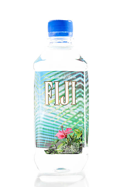 bouteille d'eau fiji - brand named water photos et images de collection