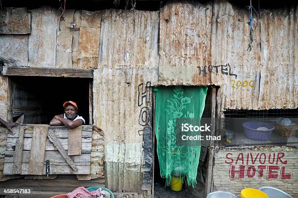 Cafe E Il Suo Proprietario A Nairobi Bassifondi - Fotografie stock e altre immagini di Africa - Africa, Sbilanciato, Adulto