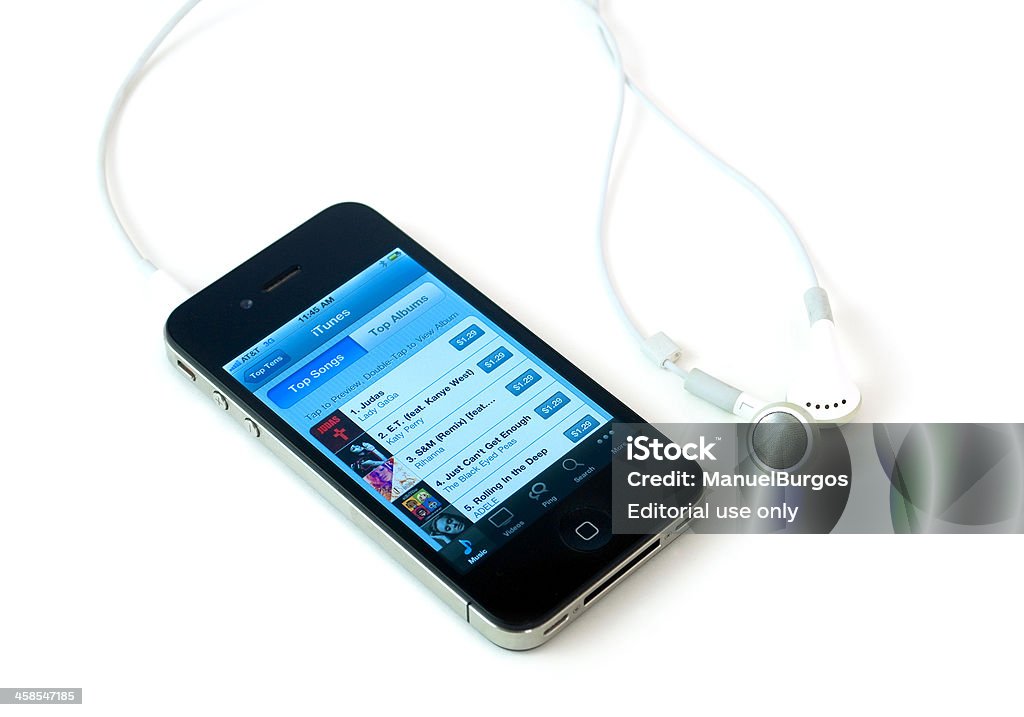 Iphone 4 avec Itunes sur l'écran - Photo de Apple Incorporated libre de droits