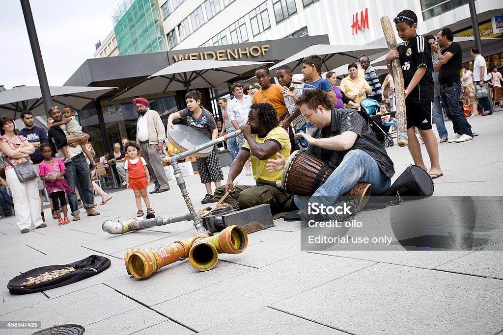 Многонациональная street musicians - Стоковые фото Чёрный цвет роялти-фри