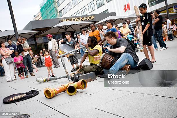 Многонациональная Street Musicians — стоковые фотографии и другие картинки Чёрный цвет - Чёрный цвет, Деловой центр города, Европейского происхождения
