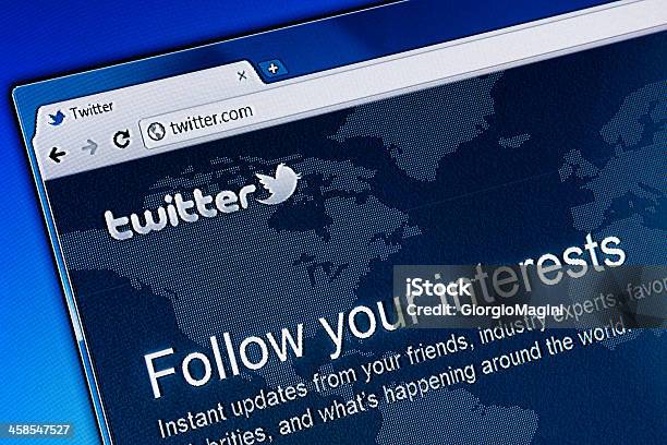 A Página Do Twitter Grande No Ecrã Lcd Chrome Browser Web - Fotografias de stock e mais imagens de Amizade
