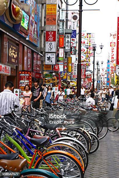 Pista Ciclabile In Namba Osaka - Fotografie stock e altre immagini di Parcheggio per biciclette - Parcheggio per biciclette, Ambientazione esterna, Ambiente