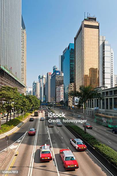 Verkehr In Hong Kong Vorbehalten Durch Wolkenkratzer Avenue Stockfoto und mehr Bilder von Straßenverkehr