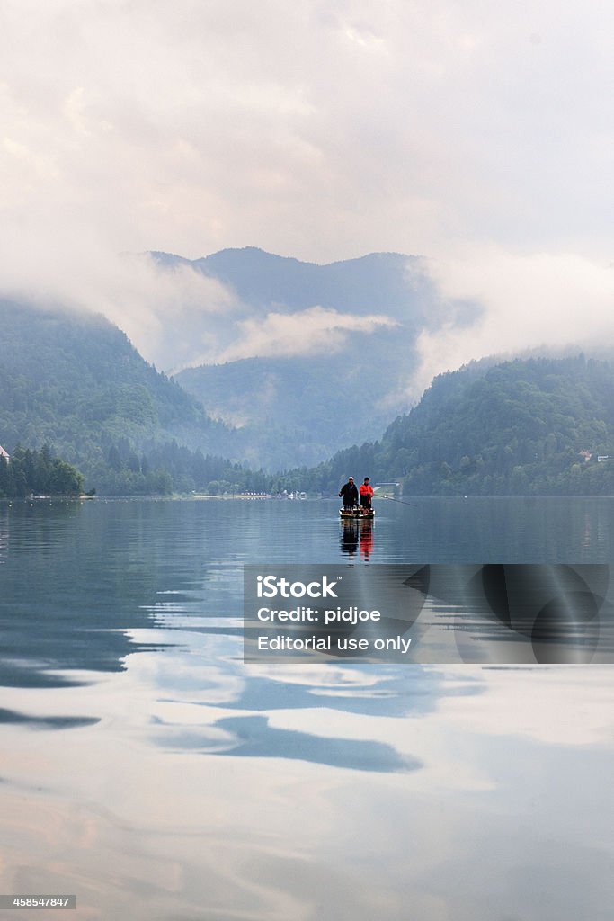 Pêcheurs sur la pêche en bateau à rames sur le Lac Bled Slovénie - Photo de Adulte libre de droits