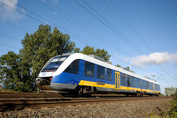 moderno el tren local de un solo motor diesel - triebwagen fotografías e imágenes de stock