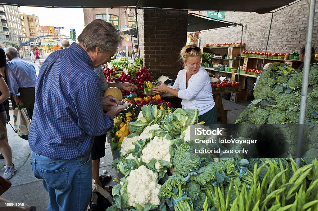 トロントセントローレンス市場の新鮮な野菜売場カナダ - アスパラガスの��ロイヤリティフリーストックフォト