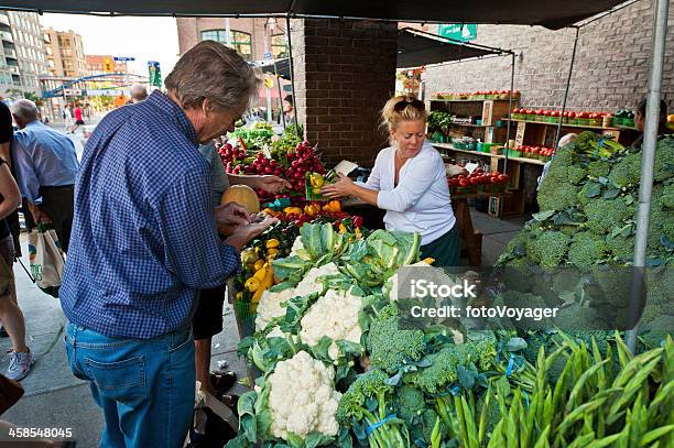 トロントセントローレンス市場の新鮮な野菜売場カナダ - アスパラガスのストックフォトや画像を多数ご用意 - アスパラガス, アブラナ科, オーガニック