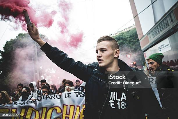 Milano Studenti Manifestazione 4 Ottobre 2013 - Fotografie stock e altre immagini di 2013 - 2013, Adulto, Ambientazione esterna