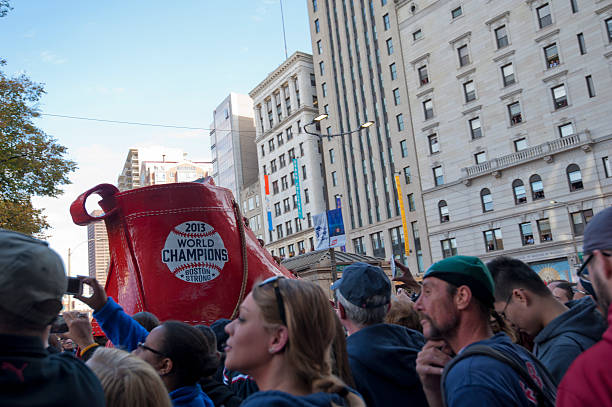 толпа на парад red sox champ-world series 2013 г. - boston red sox стоковые фото и изображения