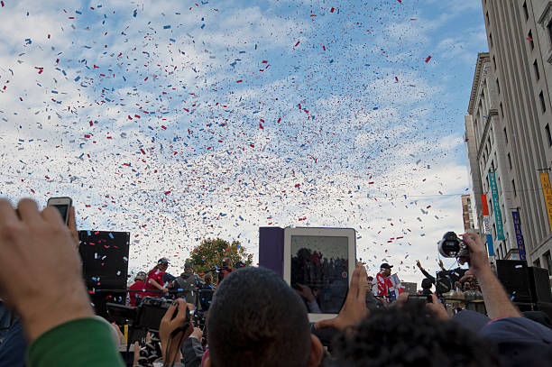 толпа на парад red sox первенства-world series 2013 г. - boston red sox стоковые фото и изображения