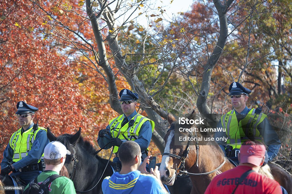 Policía con rowds en desfile de Red Sox championships - Foto de stock de Cuerpo de policía libre de derechos