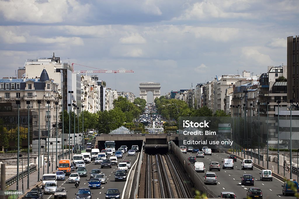 Verkehr auf der Avenue Charles de Gaulle in Paris - Lizenzfrei Paris Stock-Foto