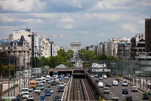 Verkehr Auf Der Avenue Charles De Gaulle In Paris Stockfoto und mehr Bilder von Paris - Paris, Stau, Mehrspurige Strecke