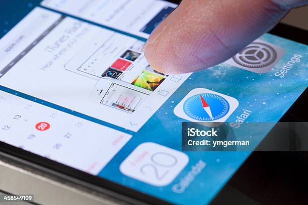 Wechsel Zwischen App Für Ios 7 Stockfoto und mehr Bilder von Apple Computer - Apple Computer, Berühren, Berührungsbildschirm