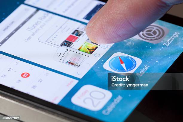 Alternar Entre Aplicações Para O Ios 7 - Fotografias de stock e mais imagens de Aplicação móvel - Aplicação móvel, Apple Computers, Apresentação Digital