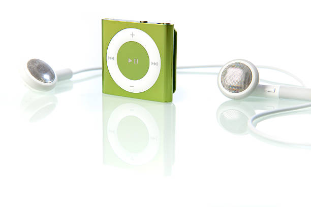 apple ipod shuffle de cuarta generación - ipod shuffle fotografías e imágenes de stock