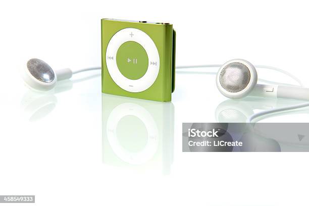 Apple Ipod Shuffle De Cuarta Generación Foto de stock y más banco de imágenes de Audiolibro - Audiolibro, Auriculares - Equipo de música, Barajar