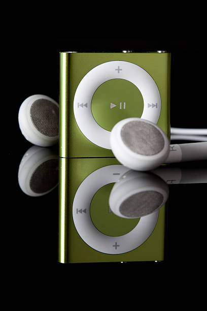 apple ipod shuffle de cuarta generación - ipod shuffle fotografías e imágenes de stock