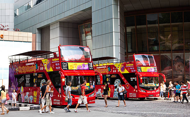 旅行と観光バスシンガポールます。 - candid downtown district editorial horizontal ストックフォトと画像