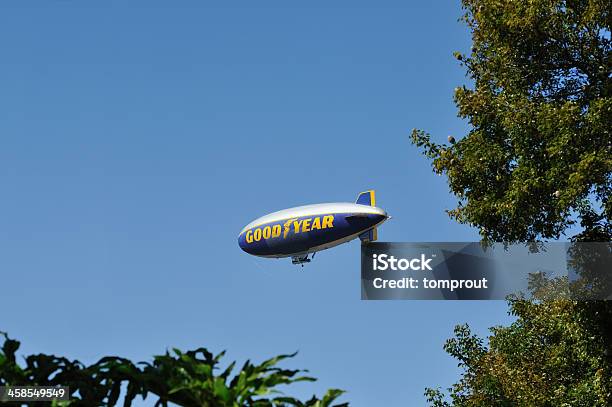 Goodyear Dirigible En Vuelo Foto de stock y más banco de imágenes de Aeropuerto - Aeropuerto, Aire libre, Azul