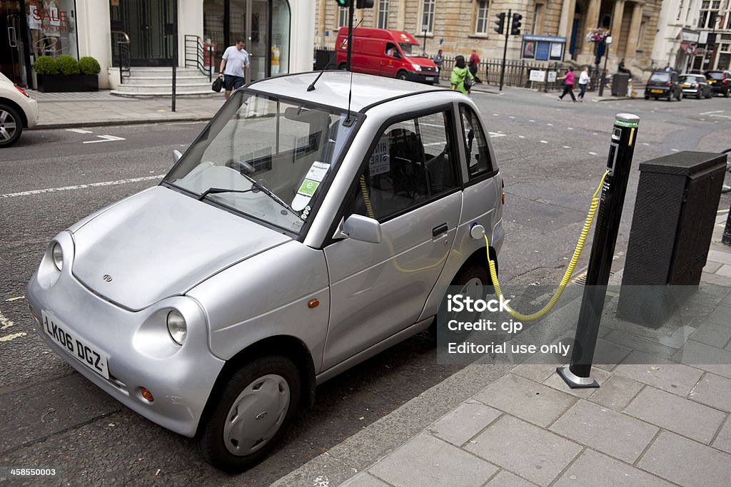 Reva carro elétrico no ponto de carregamento na rua - Foto de stock de Atacar - Comportamento animal royalty-free