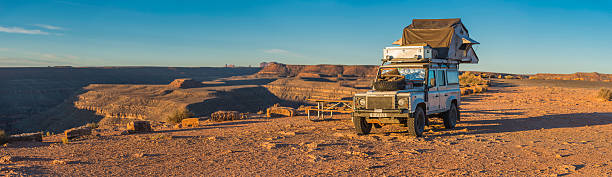 land rover campeggio nel monumento valle alba panorama utah, stati uniti - monument valley usa panoramic foto e immagini stock