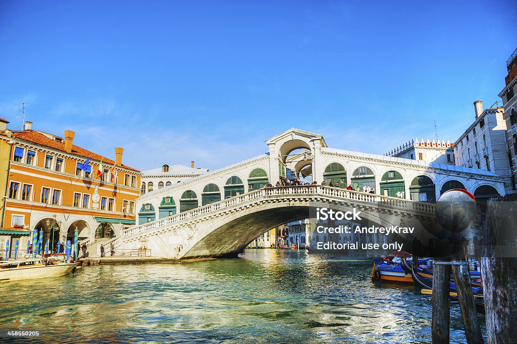 Мост Риальто (Ponte Di Риальто в Венеции, Италия) - Стоковые фото Большой город роялти-фри