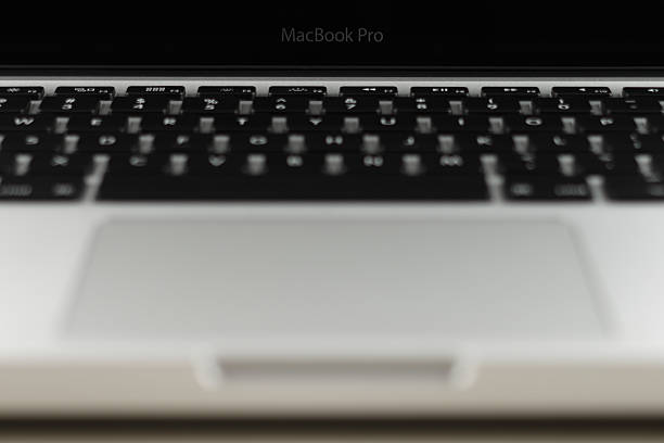 tastatur wunderschön gestaltete apple macbook pro laptop - three objects three people three animals apple stock-fotos und bilder