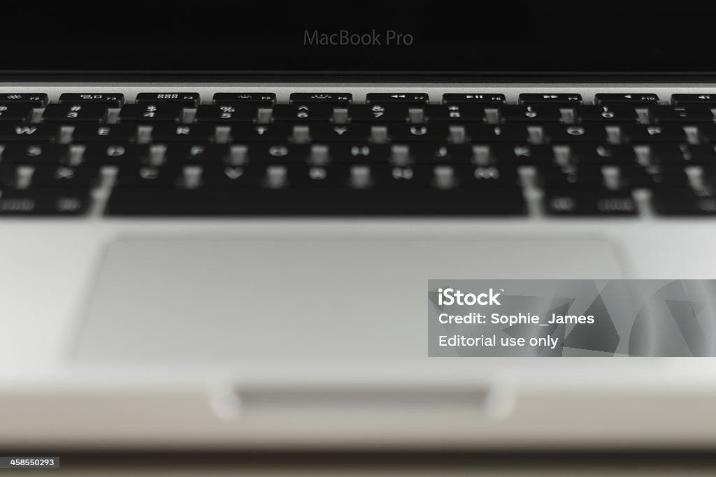 Klawiatura z pięknie zaprojektowany Apple MacBook Pro laptopa - Zbiór zdjęć royalty-free (Aranżować)