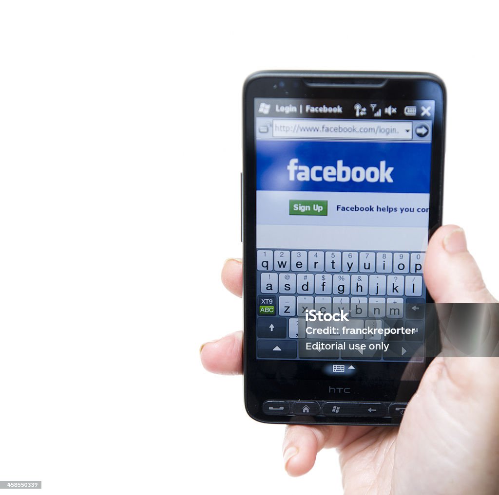 Facebook páginas web en smarthphone - Foto de stock de .com libre de derechos