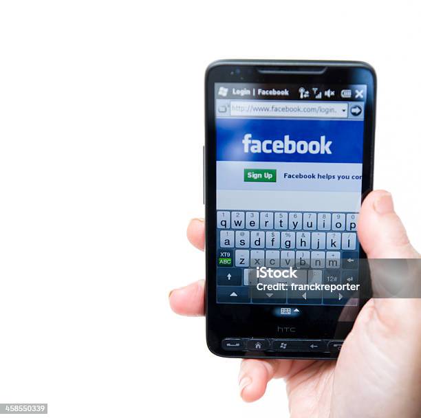 Facebook Páginas Web En Smarthphone Foto de stock y más banco de imágenes de .com - .com, Accesibilidad, Agarrar
