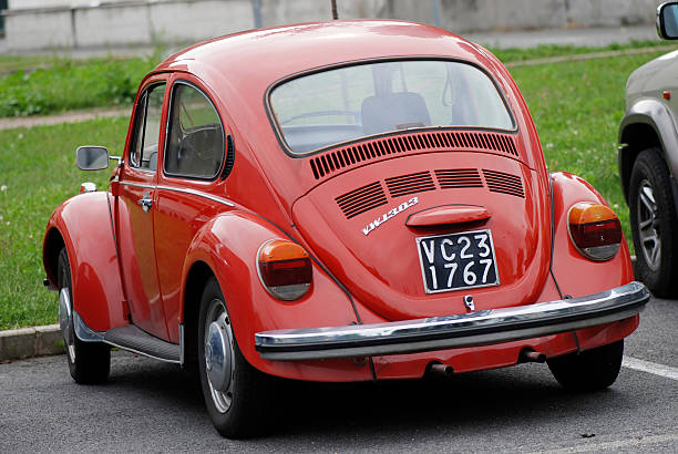 old red volkswagen escarabajo en la calle - car obsolete old editorial fotografías e imágenes de stock