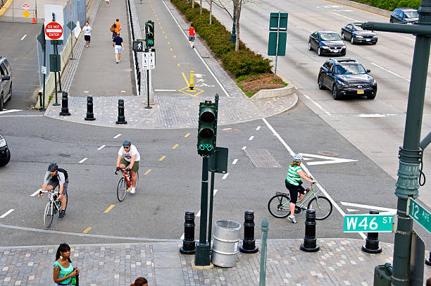 biciclette e traffico, pedoni automatica, una vivace incrocio di new york - 46th street foto e immagini stock