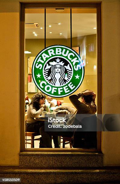 Personas Charlar En Café Starbucks Foto de stock y más banco de imágenes de Starbucks - Starbucks, Beber, Café - Bebida