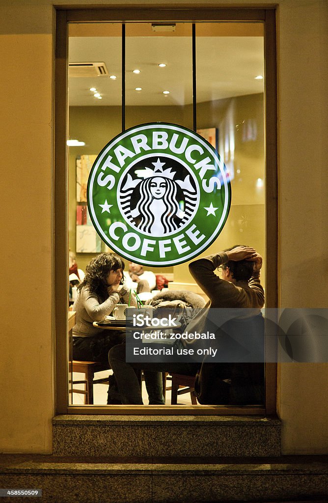 Gens discuter au café Starbucks - Photo de Starbucks libre de droits