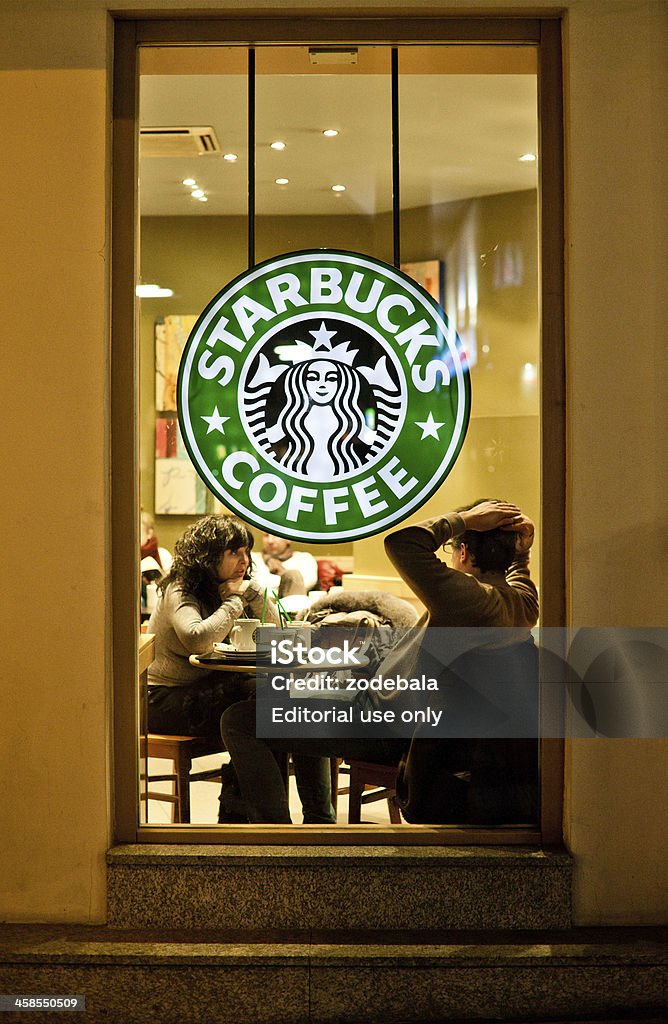 Pessoas a conversar no café Starbucks - Royalty-free Starbucks Foto de stock