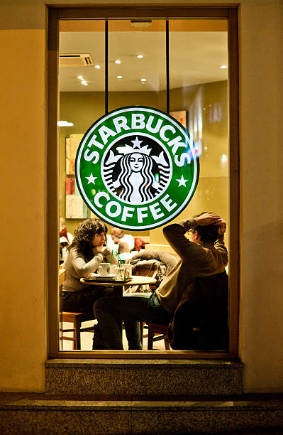 люди чате на кофе starbucks - starbucks coffee coffee shop women стоковые фото и изображения