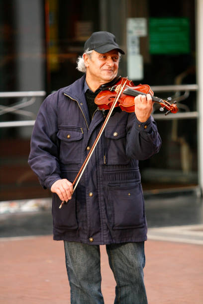 el violinista - dublin ireland republic of ireland music violin fotografías e imágenes de stock