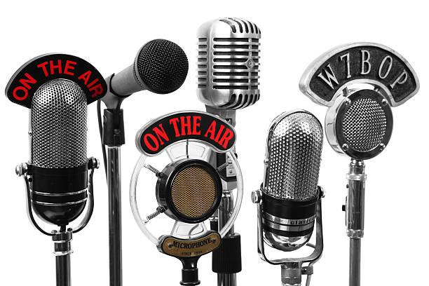 пять старых и новых микрофоны - five objects audio стоковые фото и изображения