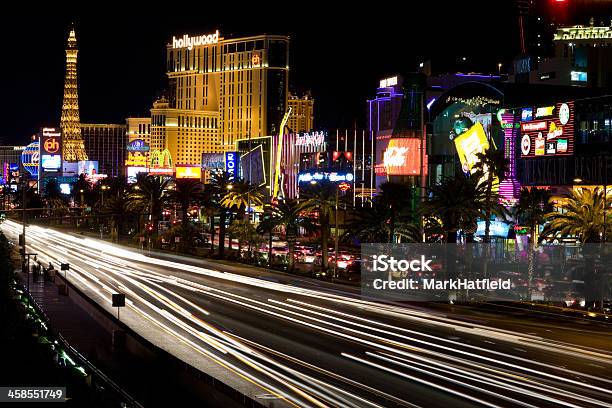 Photo libre de droit de Le Strip De Las Vegas De Nuit banque d'images et plus d'images libres de droit de Bâtiment vu de l'extérieur - Bâtiment vu de l'extérieur, Circulation routière, Conduire