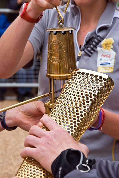 torche des jeux olympiques de 2012 - olympic torch photos et images de collection