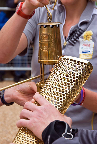 олимпийский факел 2012 г. - olympic torch стоковые фото и изображения