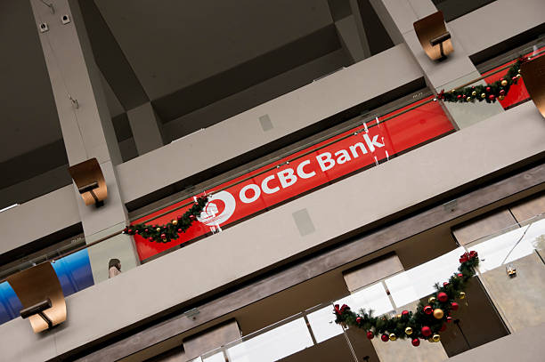 logotipo y ocbc señal de banco - named financial services company fotografías e imágenes de stock