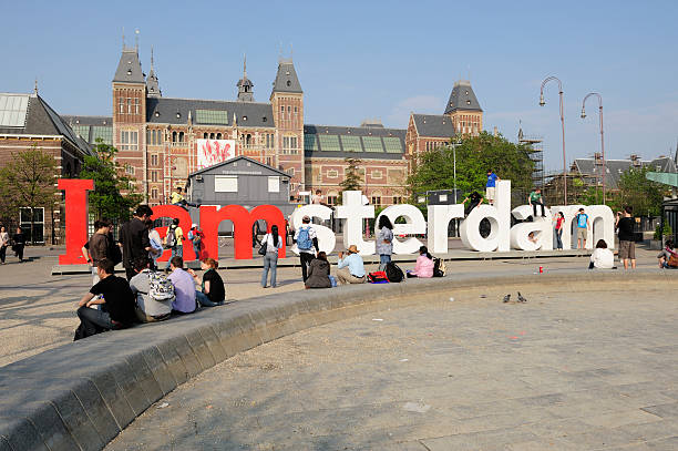 escultura público de amsterdam" letras en frente del rijksmuseum" - editorial outdoors vertical amsterdam fotografías e imágenes de stock